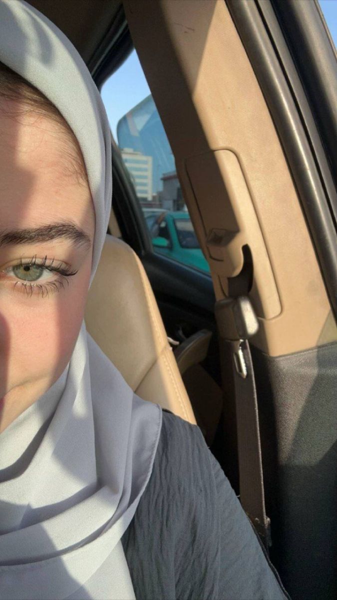 Ảnh gái trẻ mặc hijab ngồi trong xe hơi