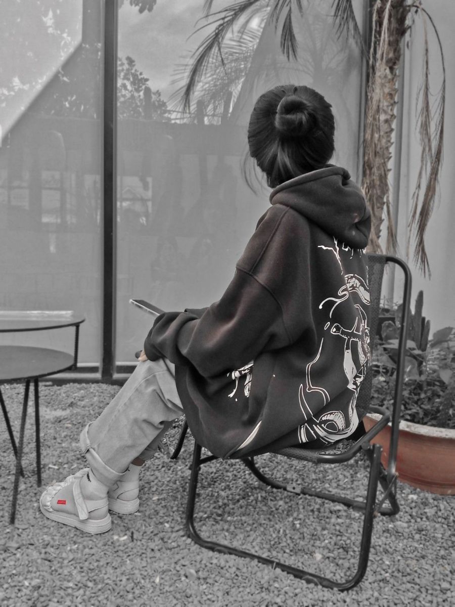 Ảnh gái trẻ mặc hoodie đen và quần jean cá tính