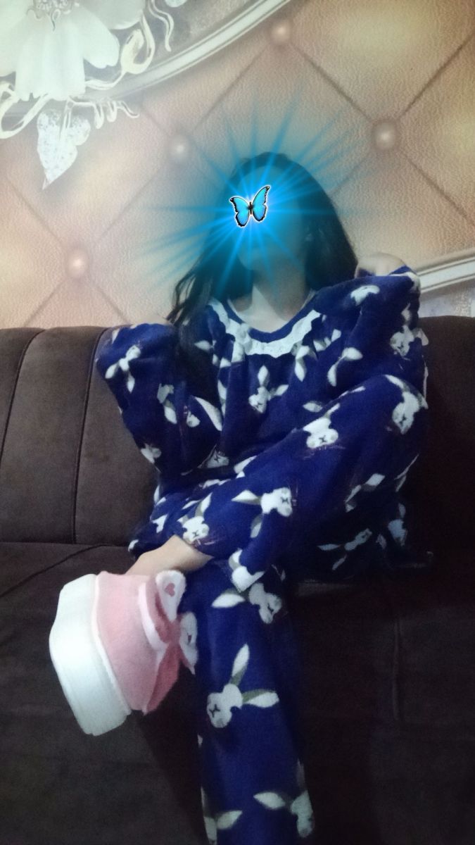 Ảnh gái trẻ mặc pyjama bunnies màu xanh ngồi trên ghế sofa