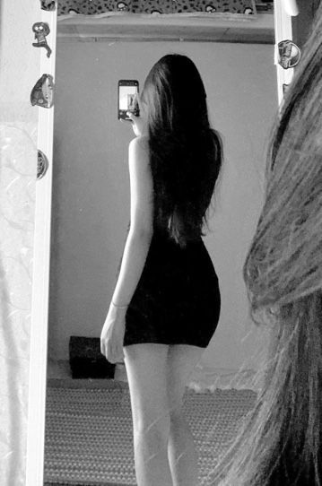 Ảnh gái trẻ mặc váy đen tạo dáng chụp hình selfie tự tin