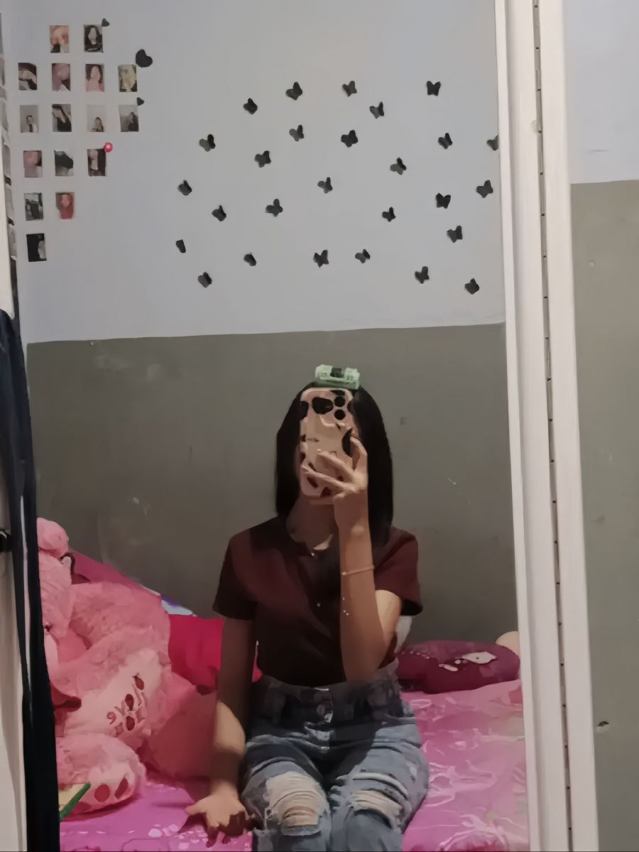 Ảnh gái trẻ ngồi trên giường chụp selfie trong gương