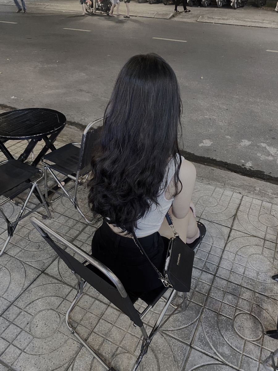 Ảnh gái trẻ tóc dài mặc áo hai dây trắng
