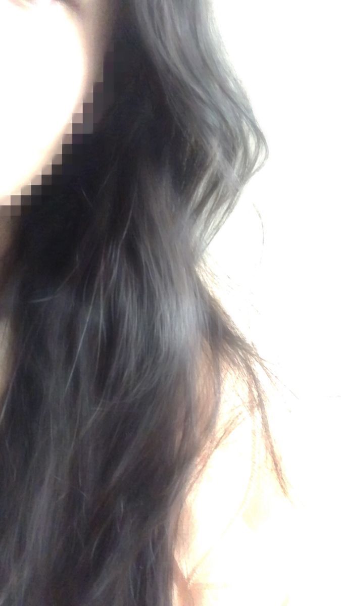 Ảnh gái trẻ tóc dài mặc áo hồng bên ánh sáng