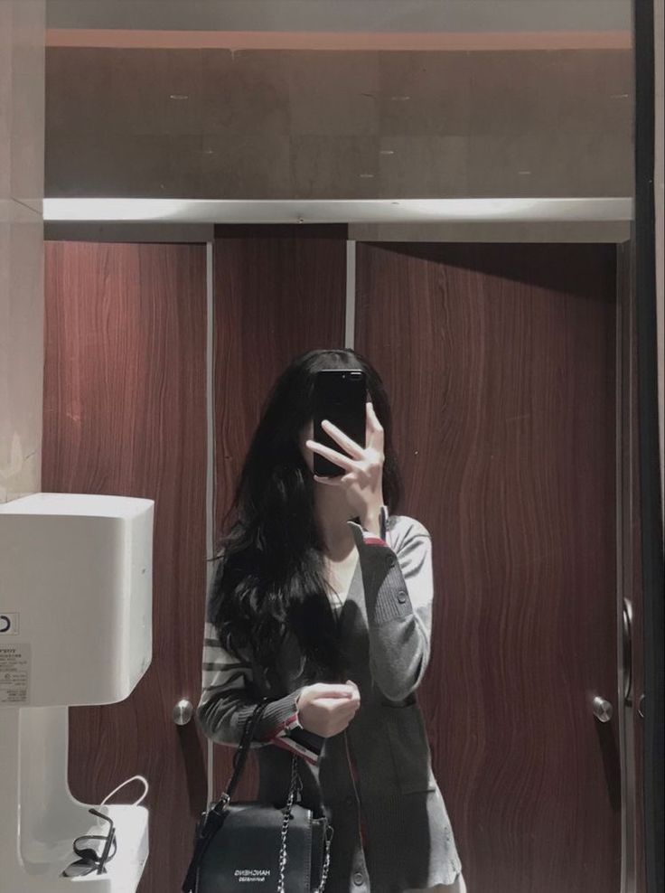 Ảnh gái trẻ trong bộ áo khoác cardigan xinh đẹp