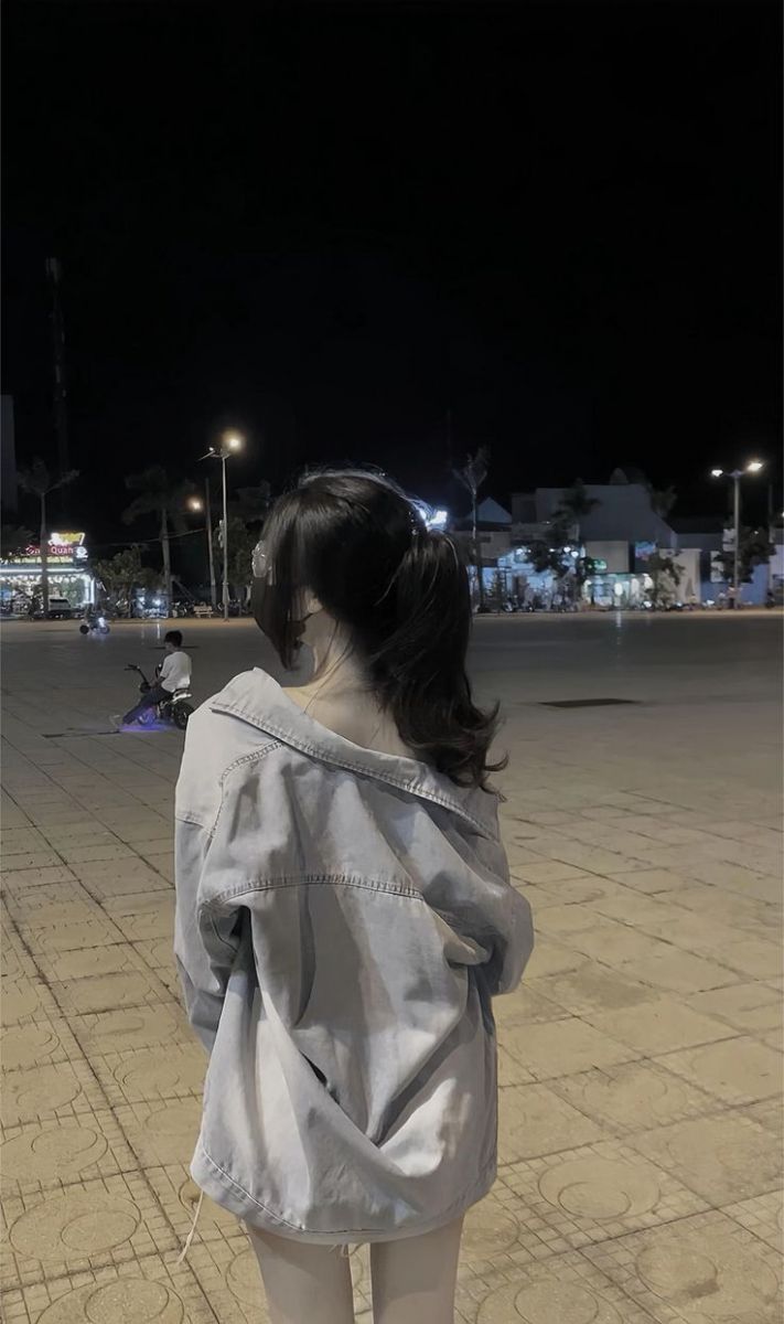 Ảnh gái trong trang phục áo khoác denim, tóc dài quyến rũ