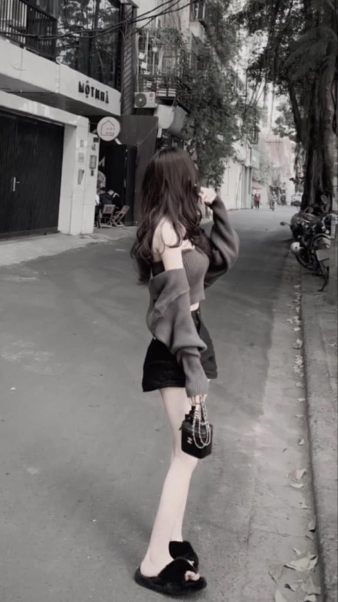 Ảnh gái xinh mặc áo crop top và áo khoác oversized trên phố