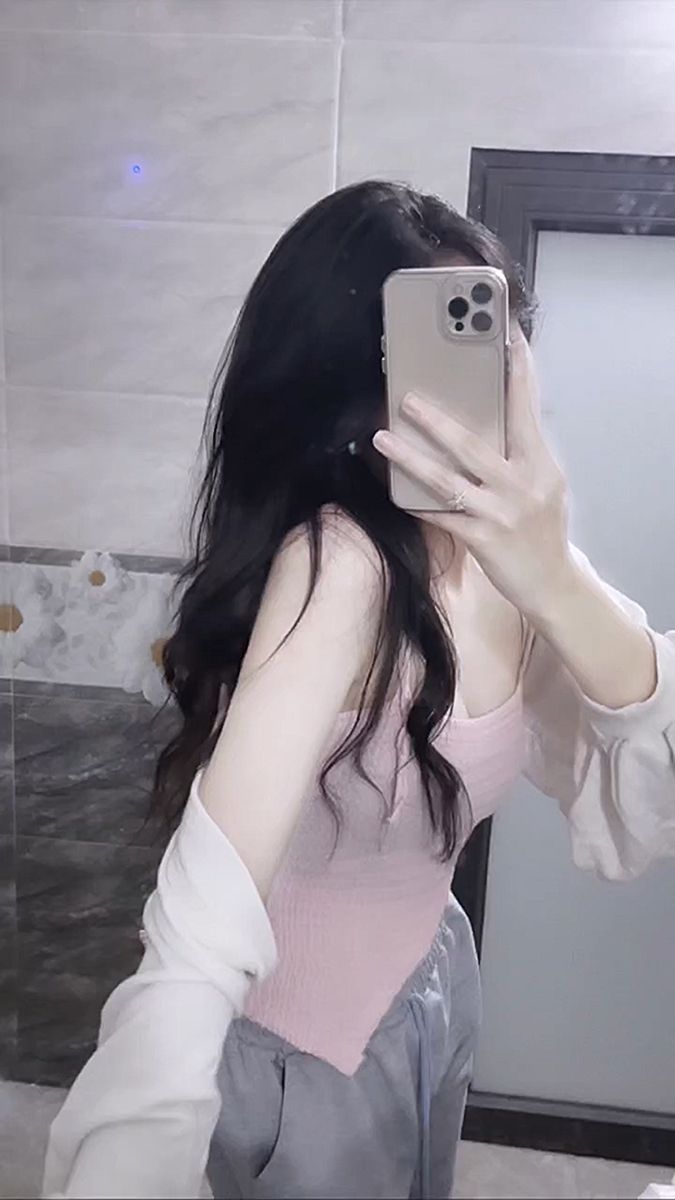 Ảnh gái xinh mặc áo tank top hồng và quần jogger