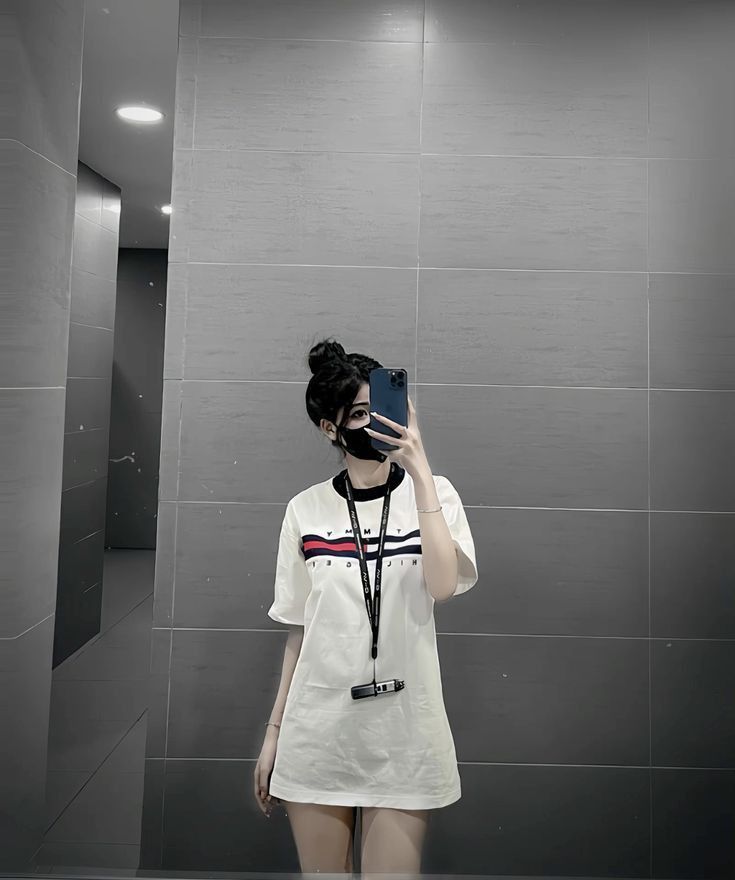 Ảnh gái xinh trong áo thun trắng chụp selfie tại phòng tắm