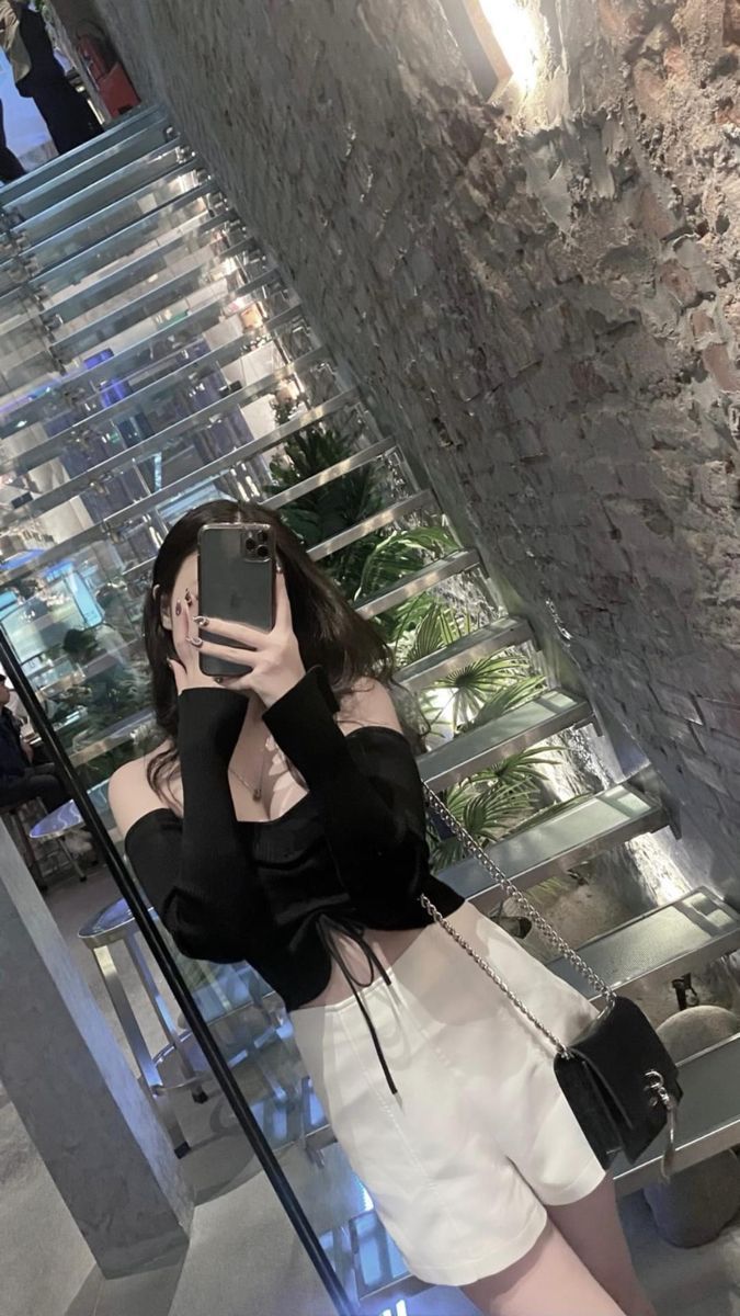 Ảnh gái xinh với áo crop top đen và quần short trắng