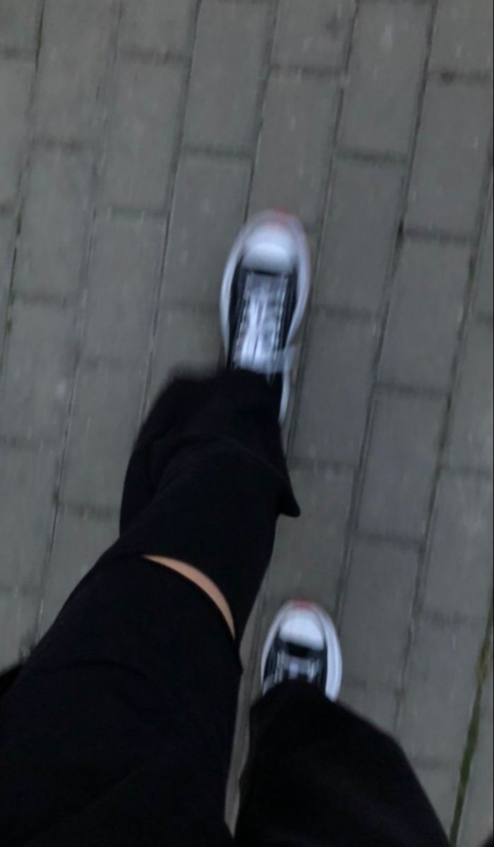 Ảnh nam thanh niên mặc quần jogger đen và giày sneaker