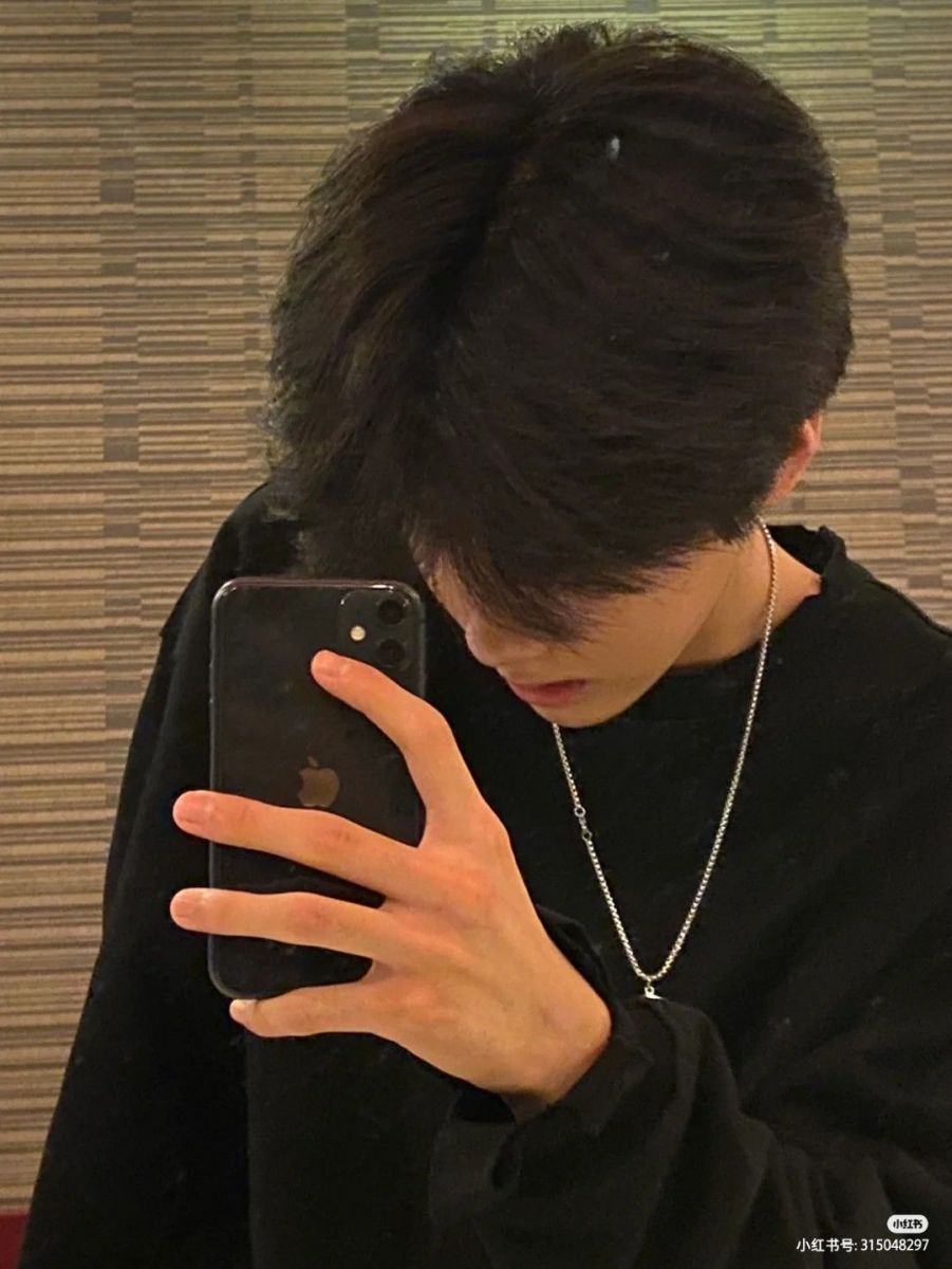 Chụp ảnh selfie cùng gái xinh không mặc áo phông đen dài tay