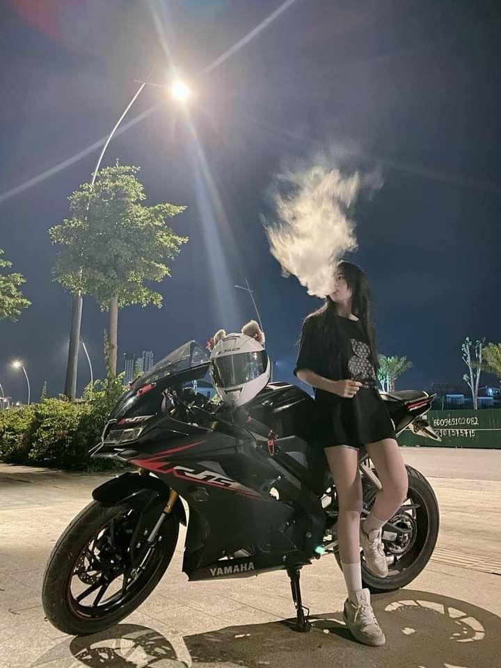 Gai Xinh Che Mat - Áo Thun Đen