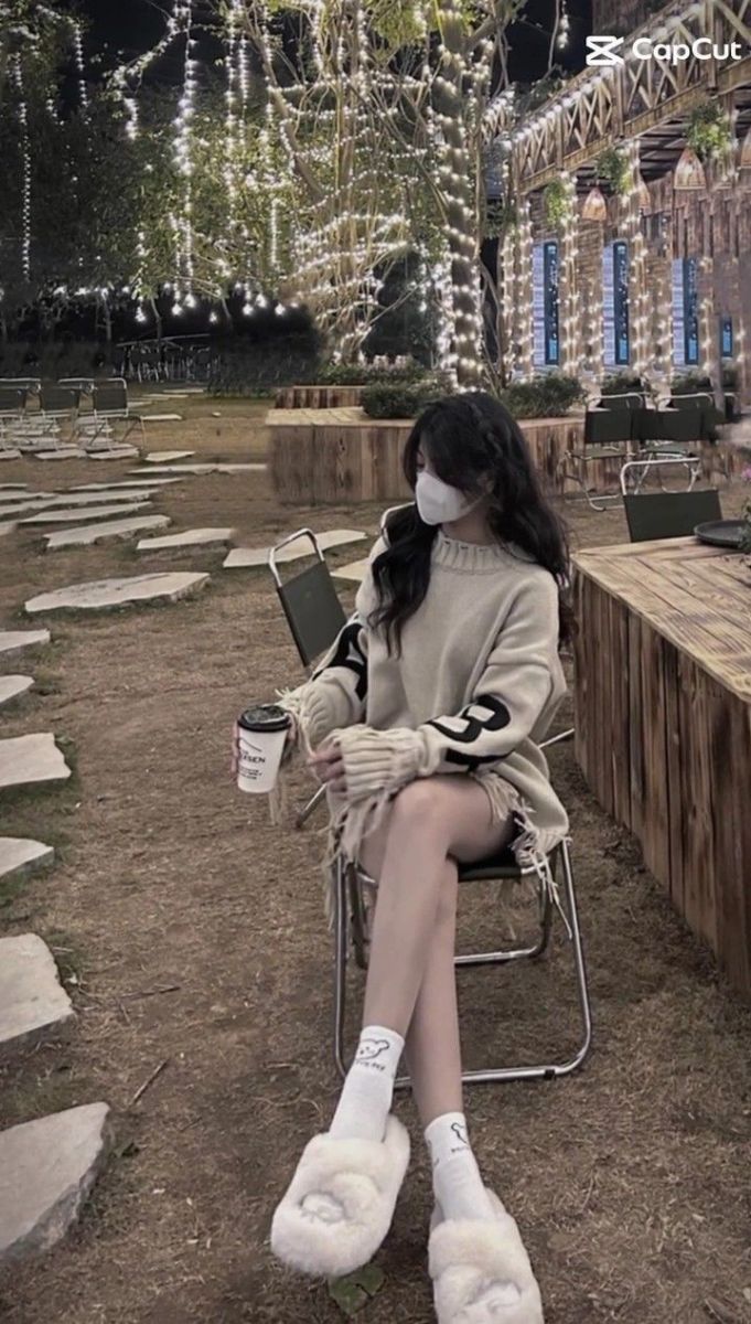 Cô Gái Mặc Áo Len Oversized Trên Ghế Xếp