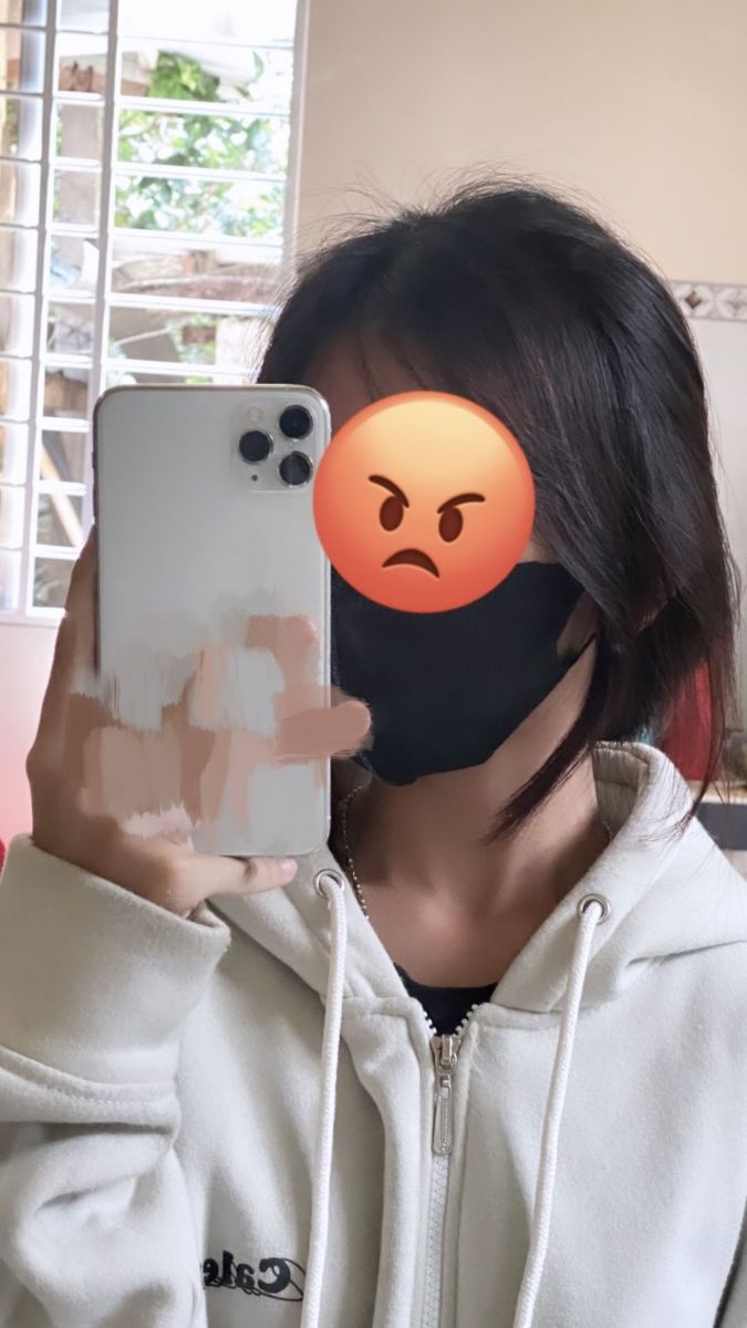 Cô Gái Mặc Hoodie Trắng Chụp Ảnh Tự Sướng