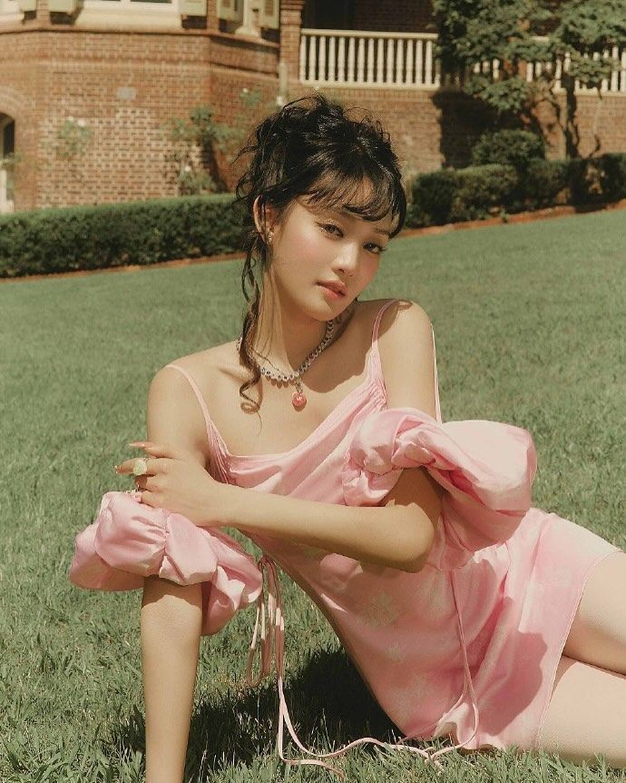 Gai Xinh Che Mat - Áo Hồng