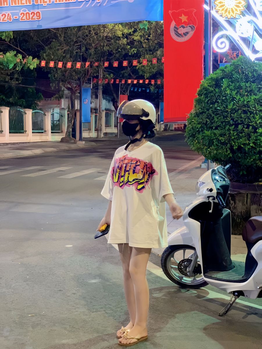 Cô Gái Trẻ Mặc Áo Phông Oversized Trắng