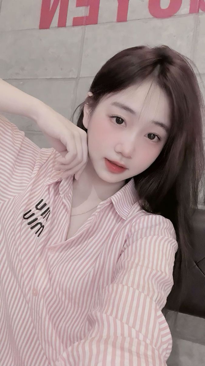 Cô Gái Trẻ Mặc Áo Sơ Mi Sọc Hồng Tạo Dáng Chụp