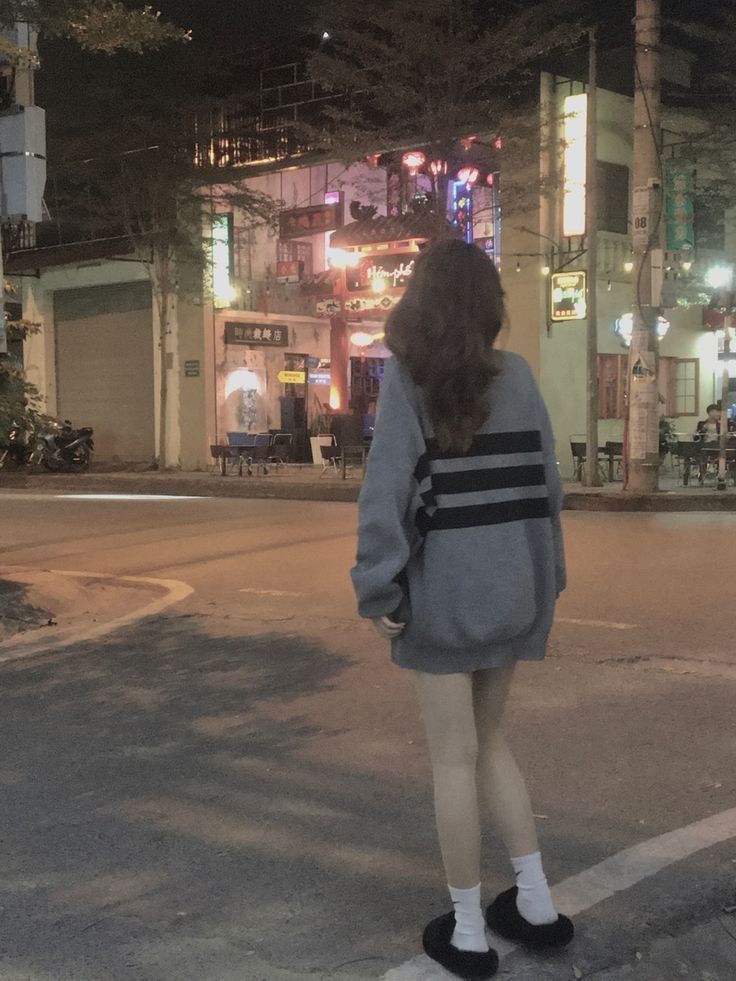 Cô Gái Trẻ Mặc Áo Sweatshirt Xám Đẹp