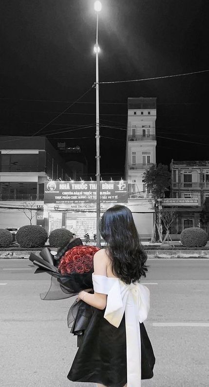Cô Gái Trẻ Mặc Váy Đen Giữa Phố Đêm