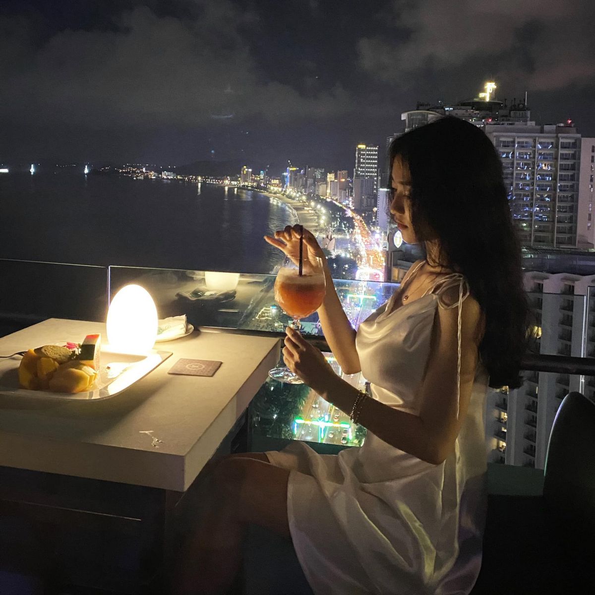 Cô Gái Trẻ Mặc Vay Trắng Ngồi Tại Quầy Bar Xinh