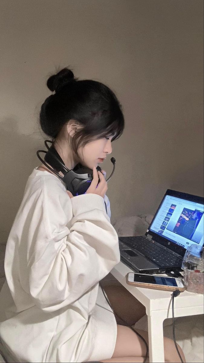 Gai Xinh Che Mat - Áo Sweatshirt