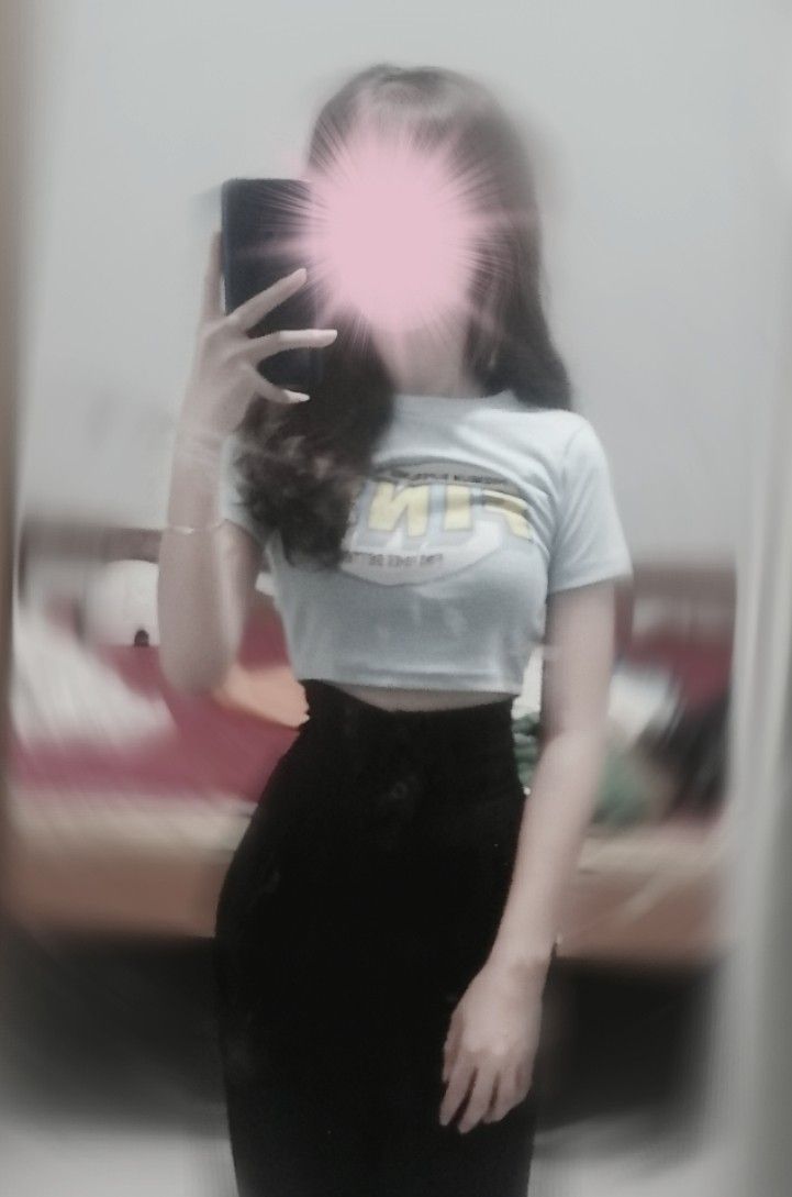 Cô Gái Xinh Đẹp Chụp Selfie Trong Gương