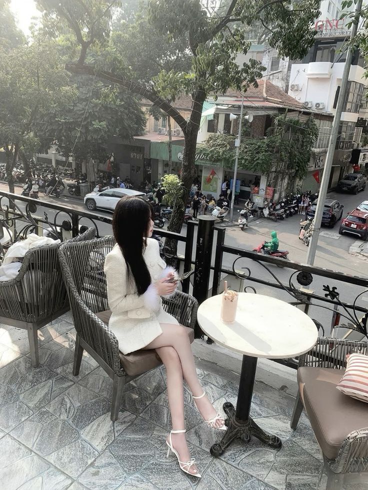 Gai Xinh Che Mat - Áo Khoác Trắng