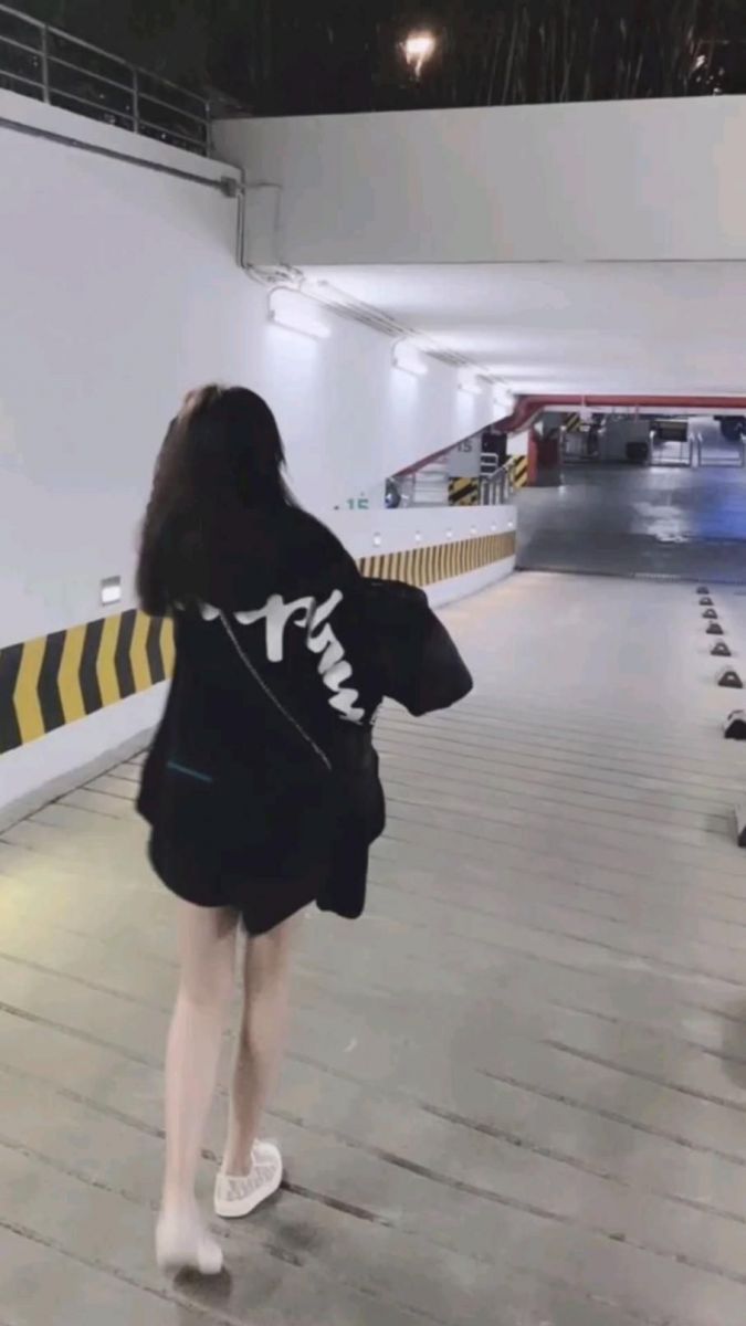 Gai Xinh Che Mat - Áo Khoác Đen