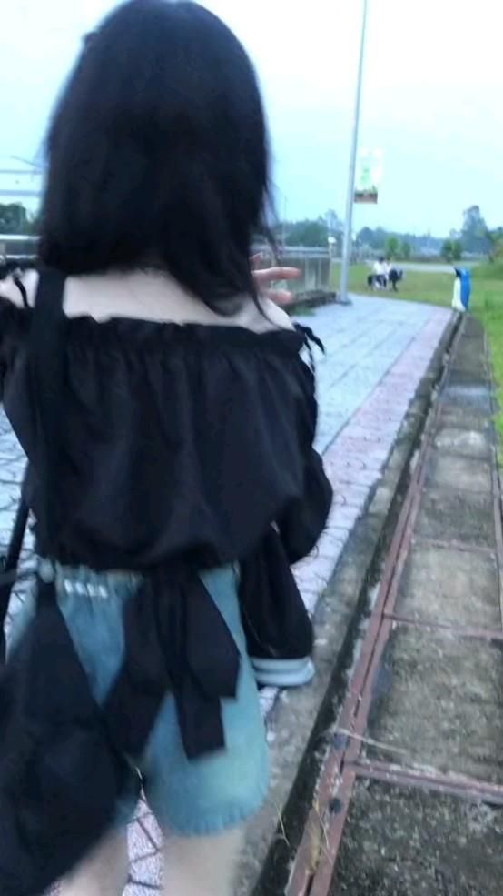 Gai Xinh Che Mat - Áo Khoác Đen