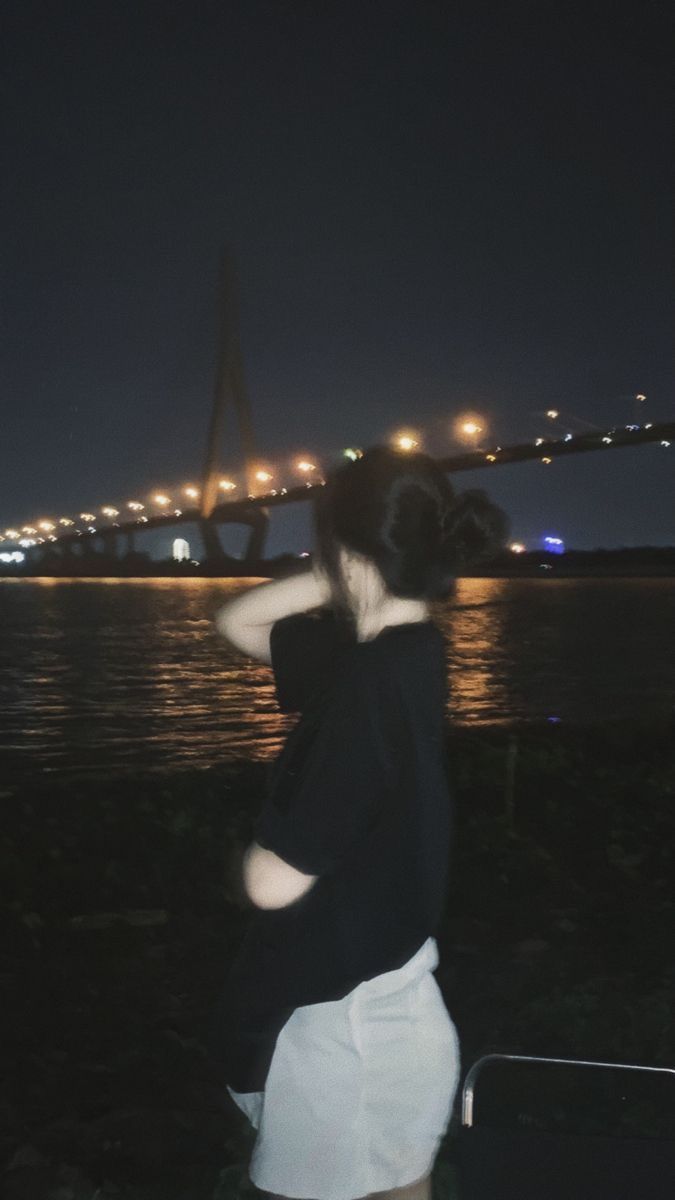 Cô gái bên dòng sông trong trang phục cá tính