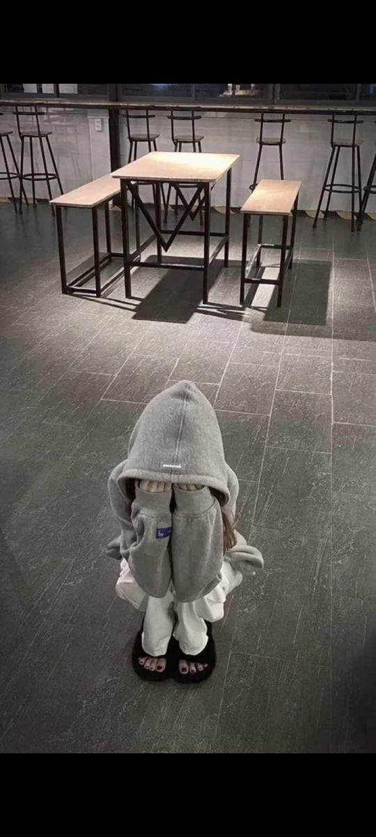 Cô gái đẹp trong hoodie xám dạo phố với phong cách ấn tượng