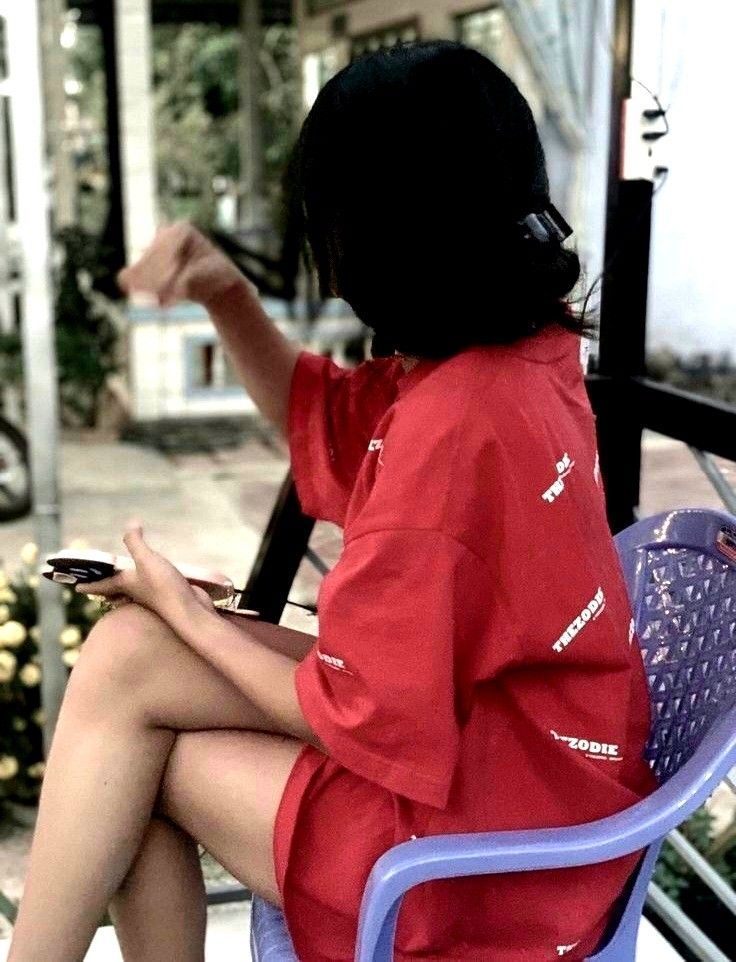 Cô gái đẹp trong trang phục thoải mái tại sân vườn