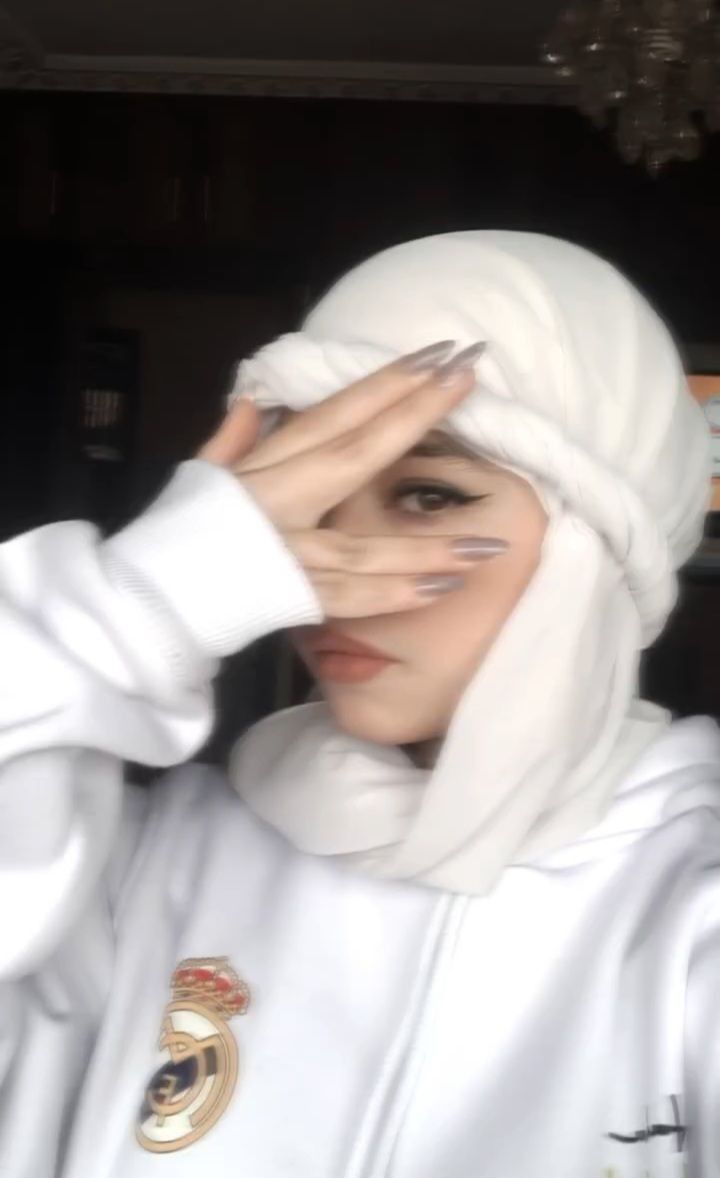 Cô gái mặc áo hoodie trắng tạo dáng chụp ảnh trong không gian nội thất