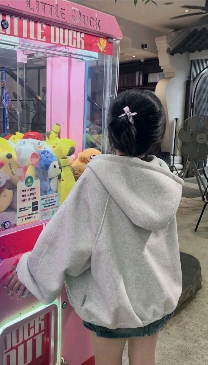 Cô gái mặc áo hoodie xám và quần jeans ngắn dễ thương