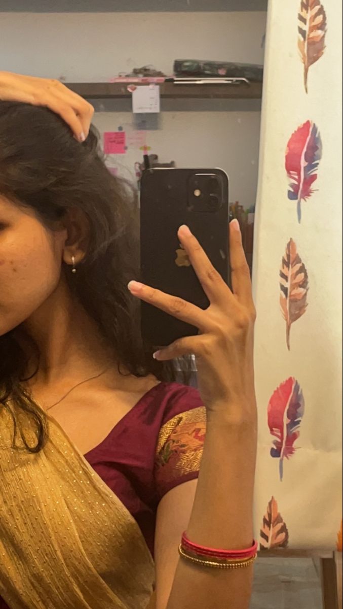 Cô gái mặc saree tím vàng chụp selfie trong gương