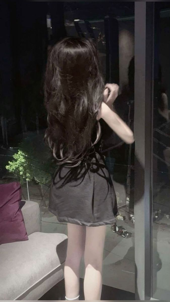 Cô gái mặc váy ngắn bên cửa sổ