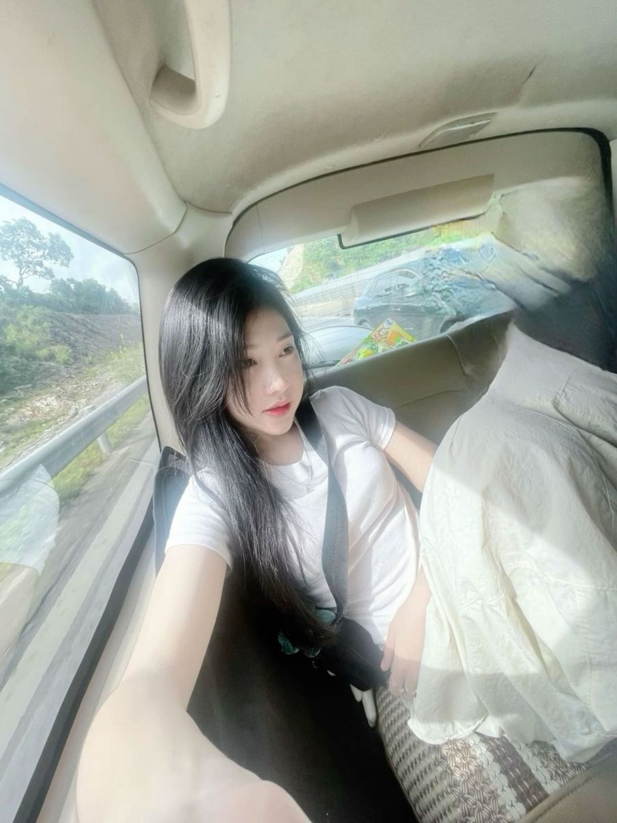 Cô gái trẻ chụp ảnh selfie trong xe ô tô