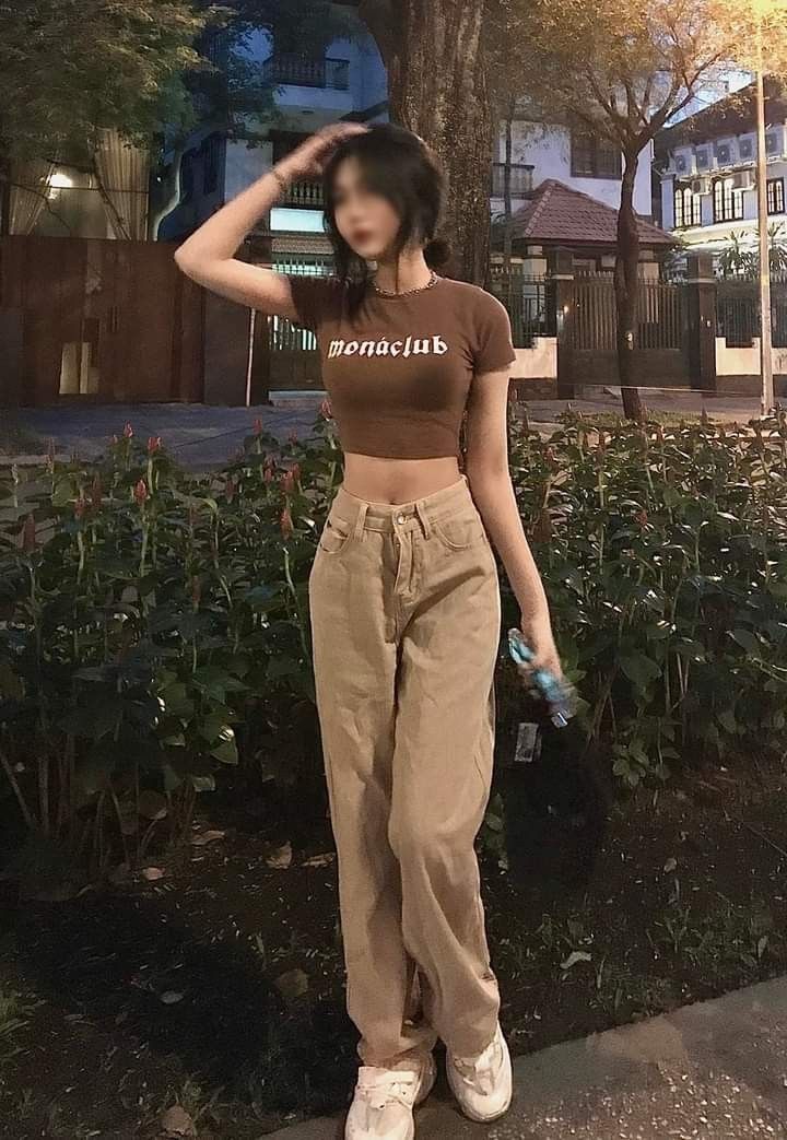 Cô gái trẻ mặc áo crop top nâu và quần rộng màu beige
