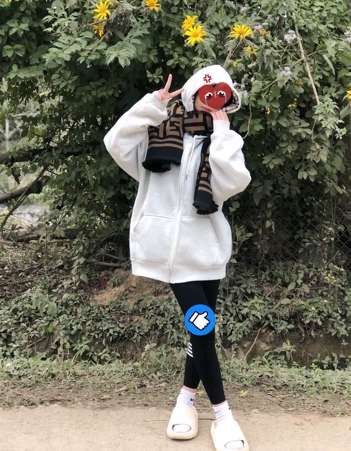Cô gái trẻ mặc áo hoodie trắng giữa thiên nhiên