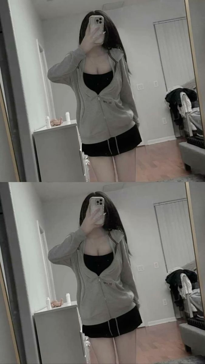 Cô gái trẻ mặc áo khoác xám và váy ngắn đen chụp ảnh selfie