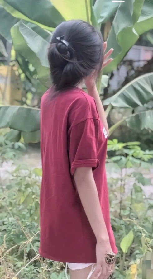 Cô gái trẻ mặc áo phông rộng và váy đẹp