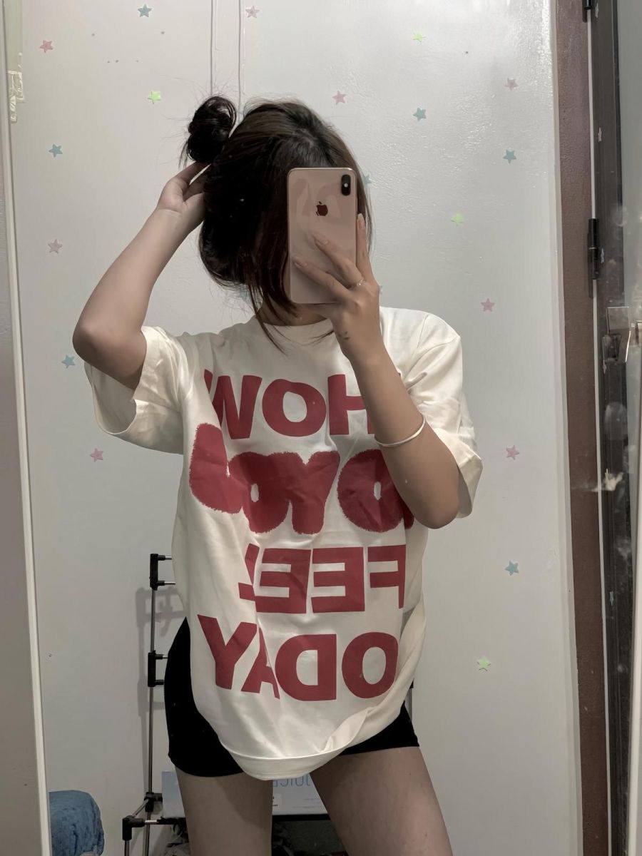Cô gái trẻ mặc áo phông trắng và quần shorts đen đầy cuốn hút