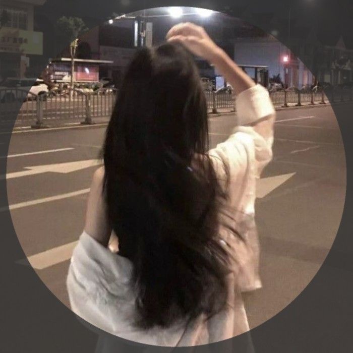 Cô gái trẻ mặc áo sơ mi trắng nhẹ nhàng giữa phố đêm
