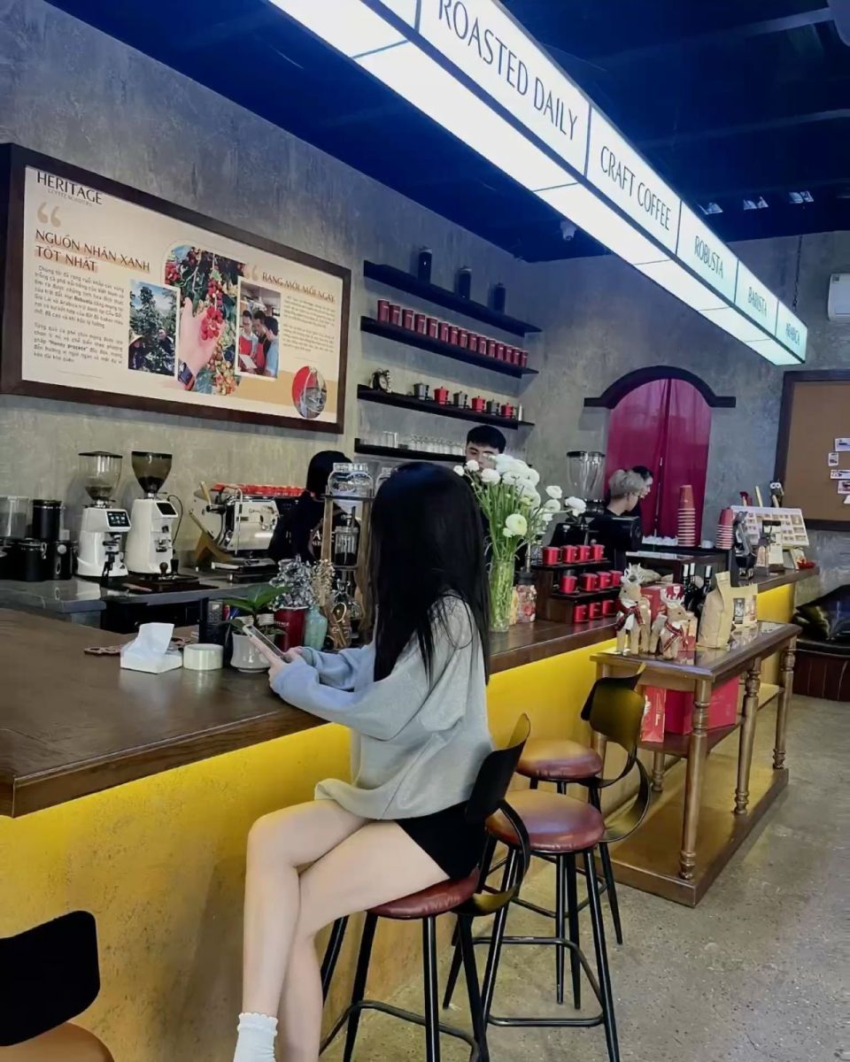 Cô gái trẻ mặc áo sweater xám và quần shorts đen
