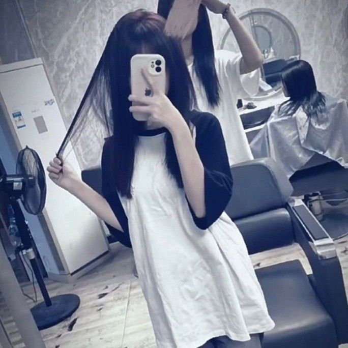 Cô gái trẻ tạo dáng chụp ảnh selfie trong tiệm hair salon