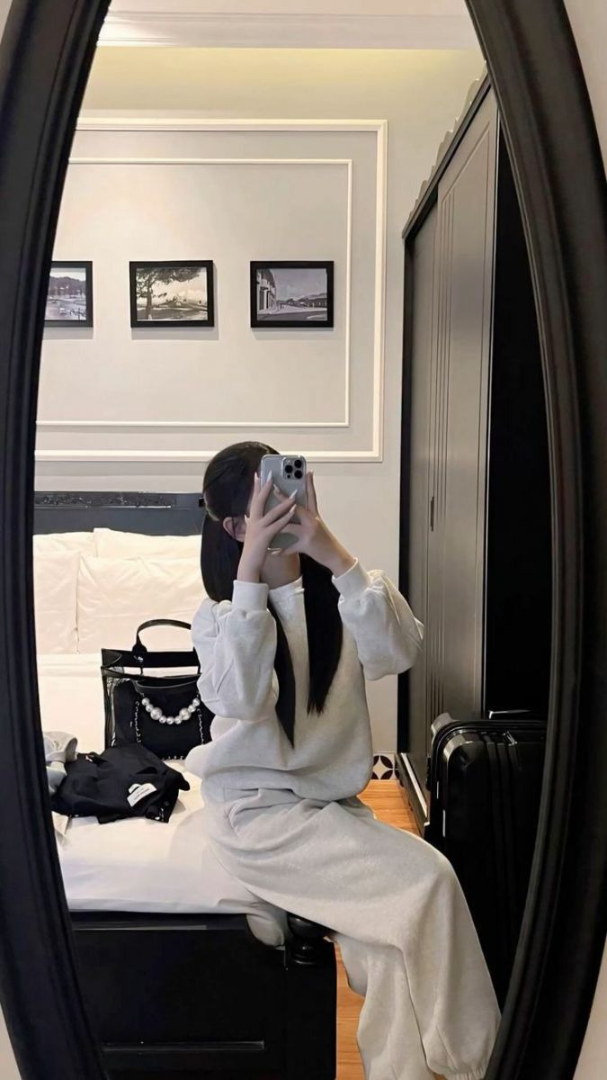 Cô gái trẻ trong áo hoodie và quần thể thao màu xám