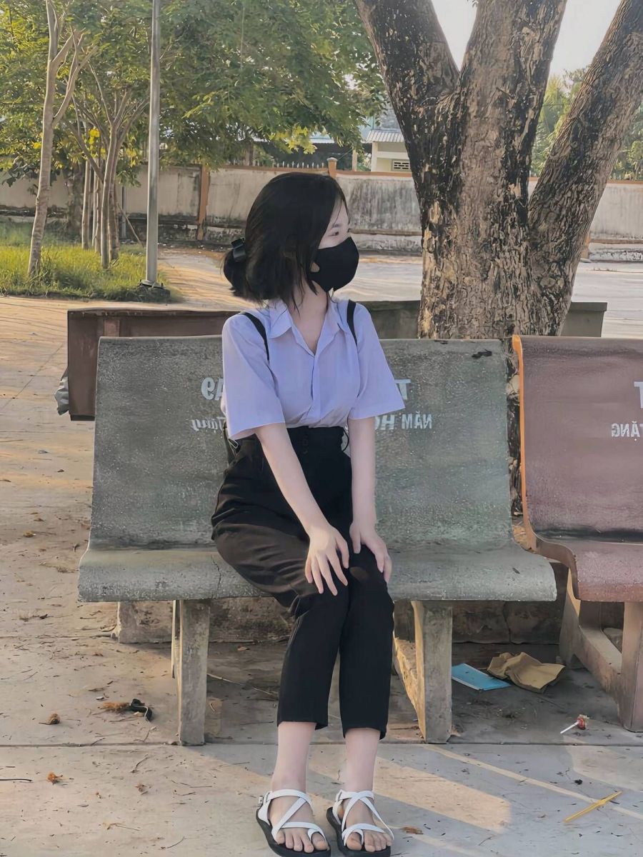 Cô gái trẻ trong bộ sưu tập thời trang mùa hè