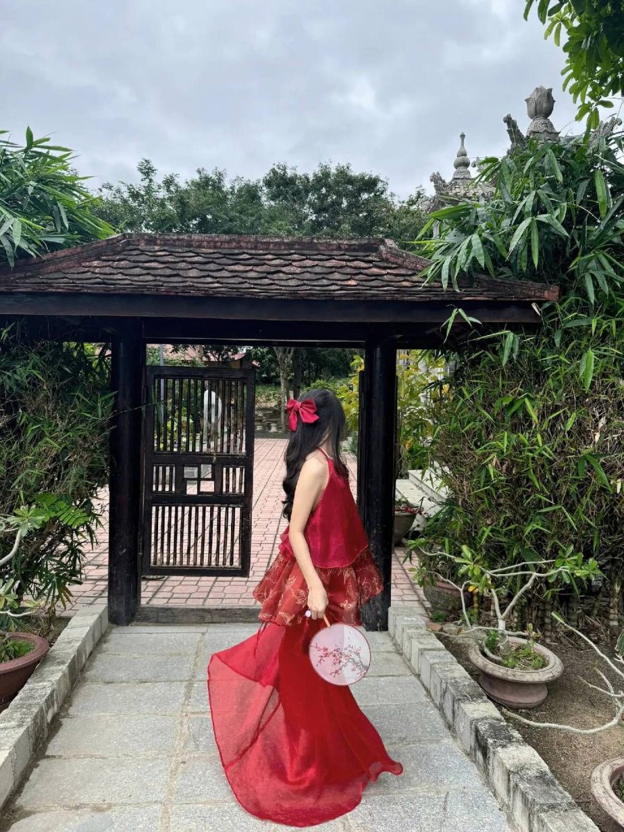 Cô gái trẻ trong không gian xanh mát