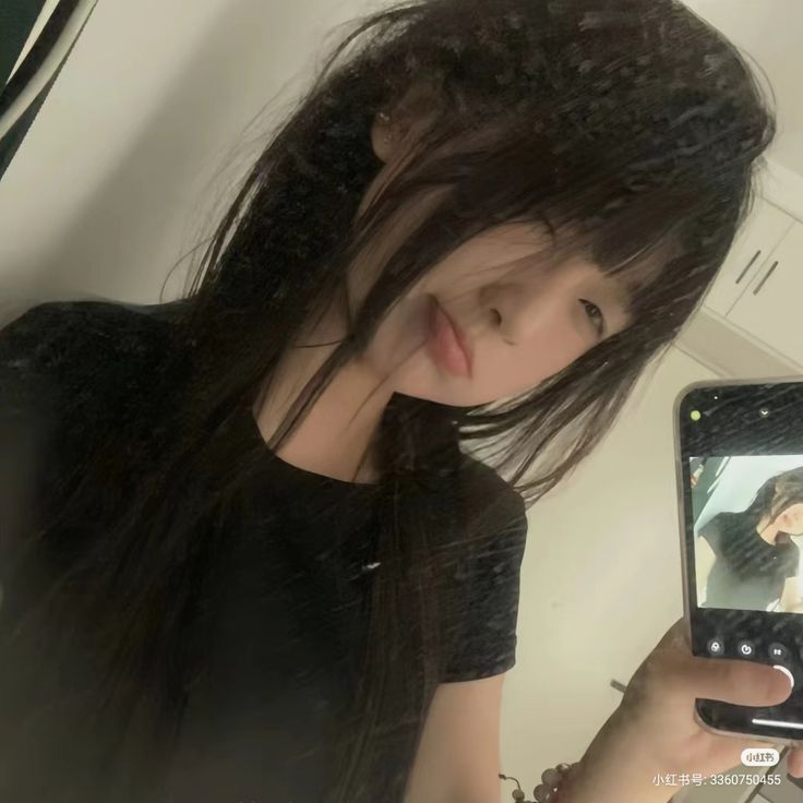 Cô gái trẻ tự tin trong áo phông đen