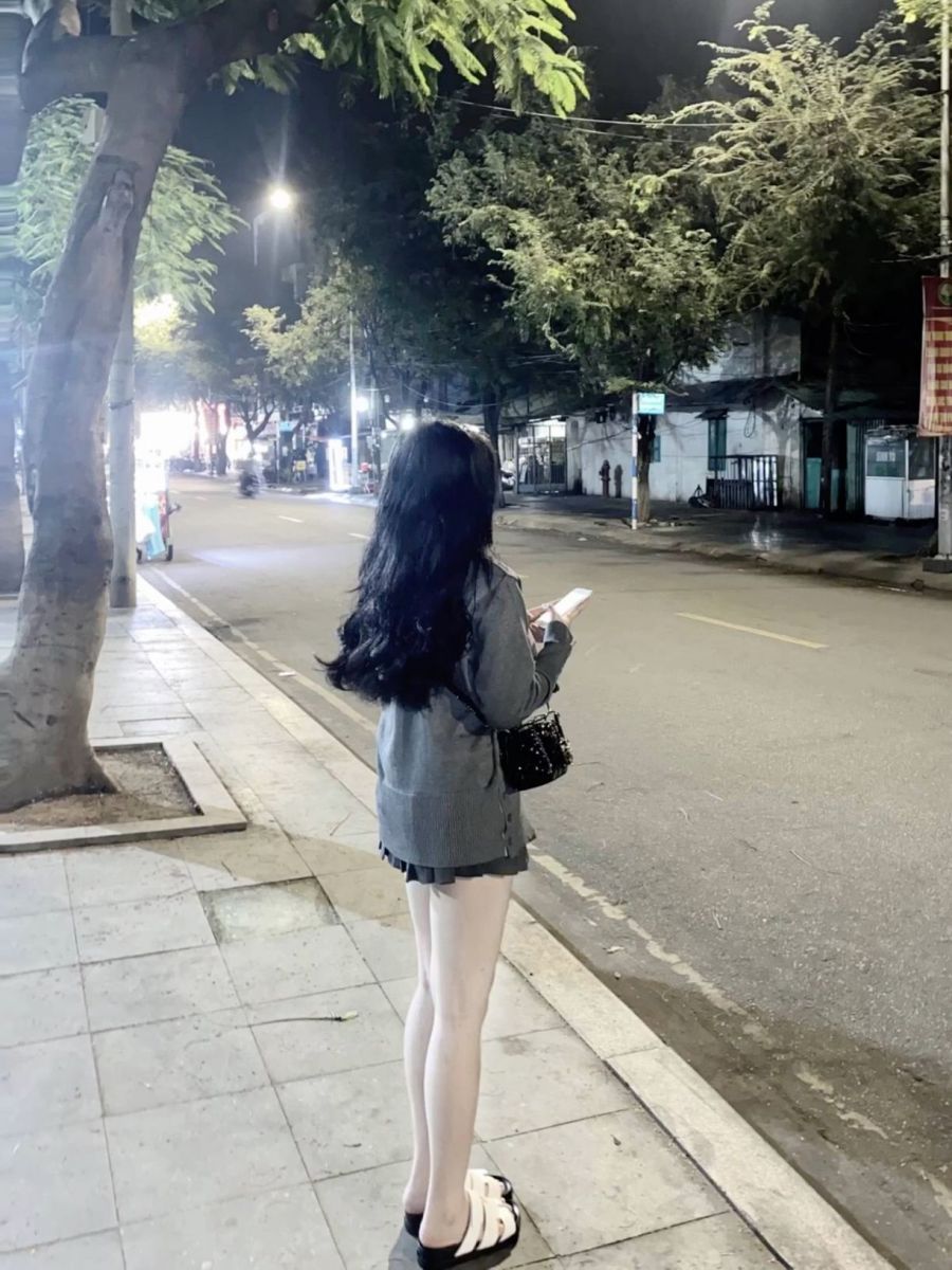 Cô gái trẻ xinh đẹp bên đường đêm thu